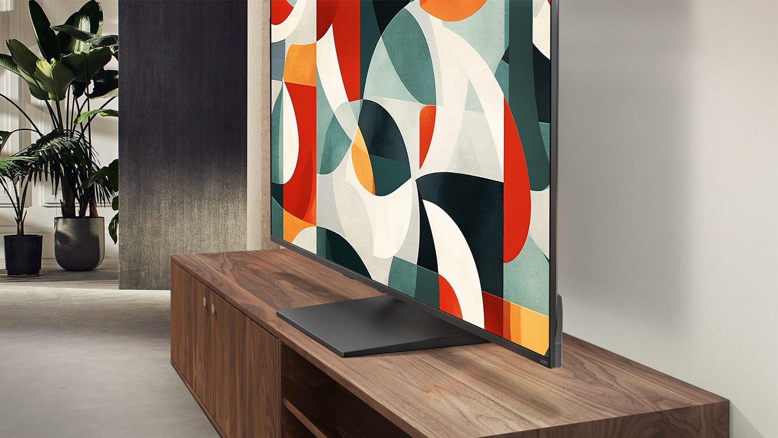 LG QNED TV atrodas virs TV atvilktnes modernā dzīvojamā telpā. LG QNED TV attēlo abstraktu fonu zaļā, sarkanā un oranžā krāsā.