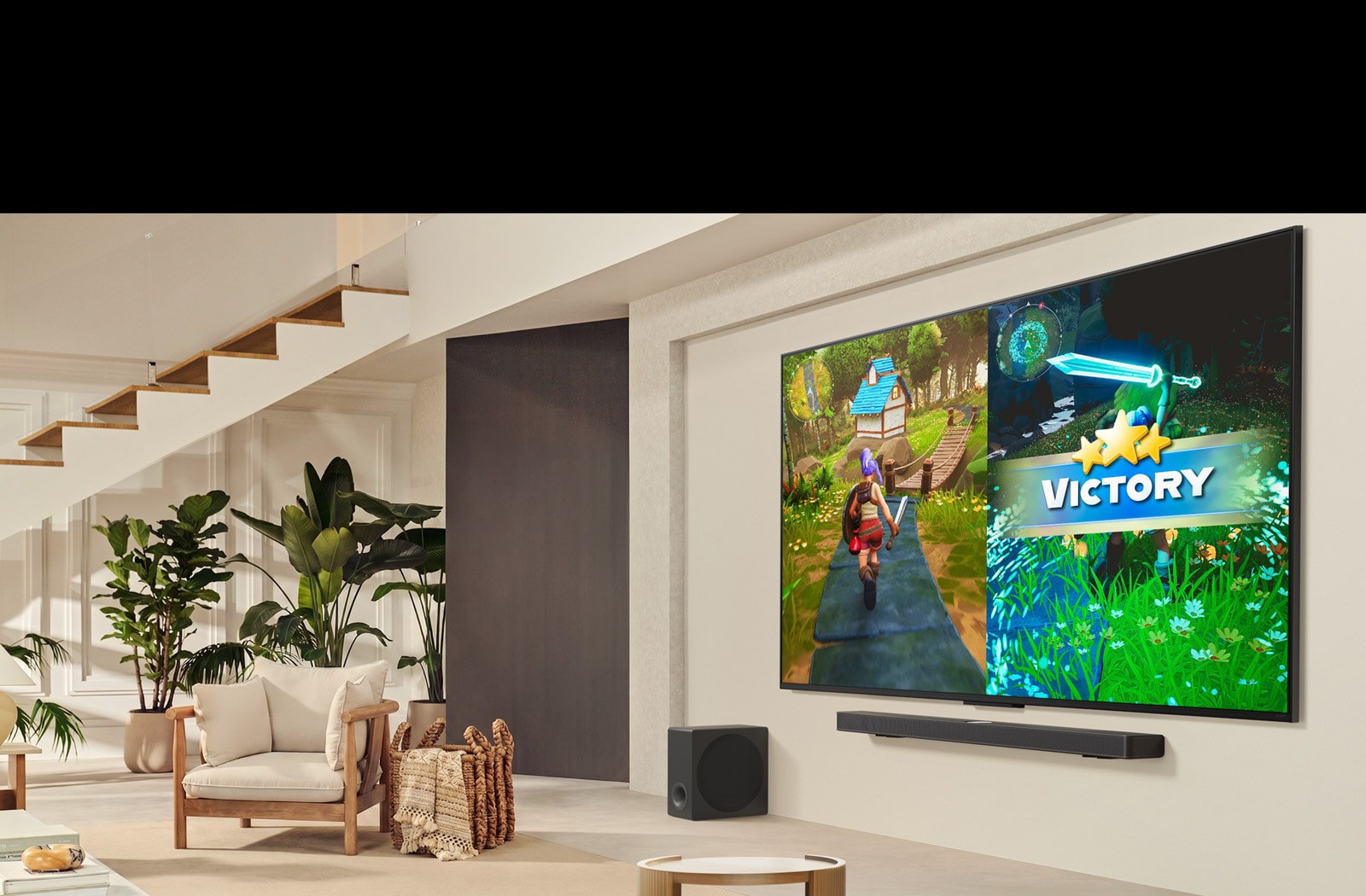 3 cilvēku ģimene spēlē spēli viesistabā ar LG TV, kas piestiprināts pie sienas virs LG Soundbar. Zero Connect Box atrodas kafijas galdiņā.