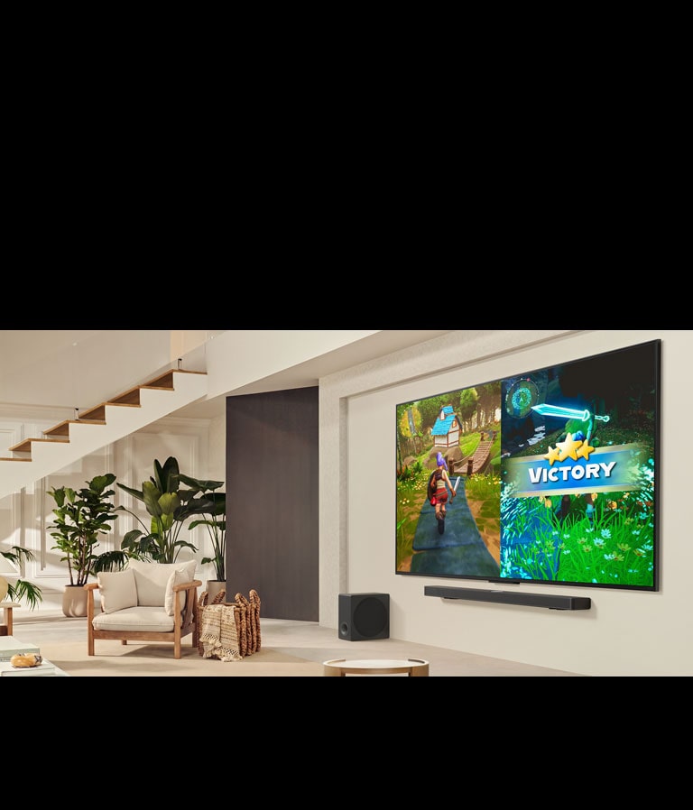 3 cilvēku ģimene spēlē spēli viesistabā ar LG TV, kas piestiprināts pie sienas virs LG Soundbar. Zero Connect Box atrodas kafijas galdiņā.