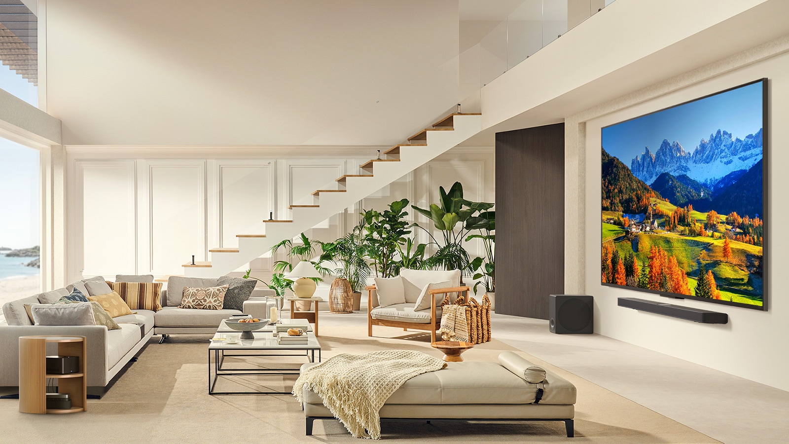 LG QNED TV, kas piestiprināts pie sienas virs LG Soundbar, modernā dzīvojamā istabā.  Zero Connect Box atrodas kafijas galdiņā.LG QNED TV, kas piestiprināts pie sienas virs LG Soundbar, modernā dzīvojamā istabā.  Zero Connect Box atrodas kafijas galdiņā.