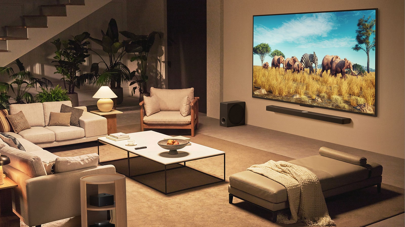 Ģimene sēž uz dīvāna ar seju pret LG QNED TV, kas piestiprināts pie sienas virs LG Soundbar, modernā dzīvojamā istabā.  Zero Connect Box atrodas kafijas galdiņā.