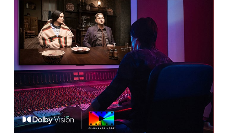 Producents vadības paneļa priekšā, rediģējot filmu “Killers of the Flower Moon” LG QNED TV. Apakšējā kreisajā stūrī Dolby Vision logotips un FILMMAKER MODE logotips.
