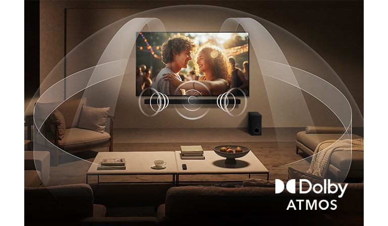 Vāji apgaismota, mājīga dzīvojamā istaba, kurā pāris skatās filmu savā LG QNED TV ar LG Soundbar. Grafika parāda, kā Dolby Atmos piepilda visu telpu ar telpisko skaņu no visiem virzieniem. Dolby Atmos logotips atrodas apakšējā stūrī.