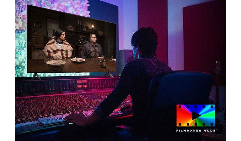 Producents vadības paneļa priekšā, rediģējot filmu “Killers of the Flower Moon” LG QNED TV. Apakšā FILMMAKER MODE logotips.