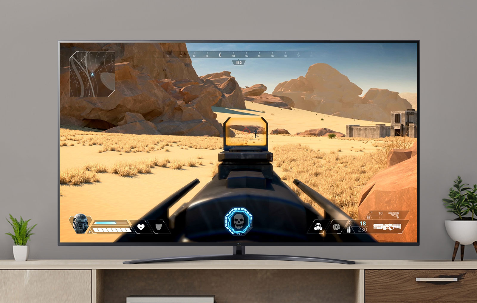 Televizora ekrānā redzams FPS spēles video, kurā ar ieroci tiek šauts pretiniekam. (atskaņojiet video)