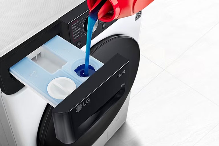 Mazgāšanas līdzeklis tiek liets nodalījumā.