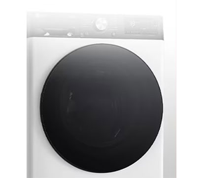 Tuvplānā redzama palielināta veļas mazgājamās mašīnas paneļa metāla poga.