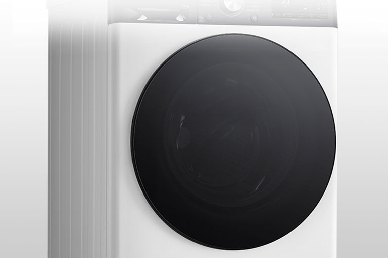 Attēls, kurā redzama veļas mazgājamā mašīna ar skaidri izteiktām rūdīta stikla durvīm.