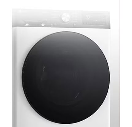 Tuvplānā redzama palielināta veļas mazgājamās mašīnas paneļa metāla poga.