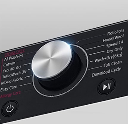 Tuvplānā redzama palielināta veļas mazgājamās mašīnas paneļa metāla poga.