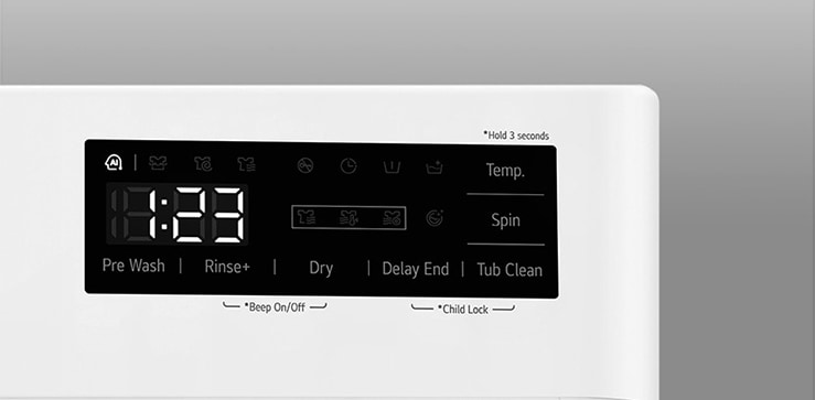 Tuvplānā redzama palielināta veļas mazgājamās mašīnas paneļa metāla poga.
