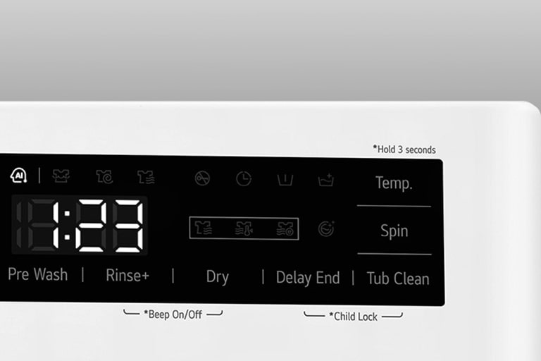 Tuvplānā redzama palielināta veļas mazgājamās mašīnas paneļa metāla poga.