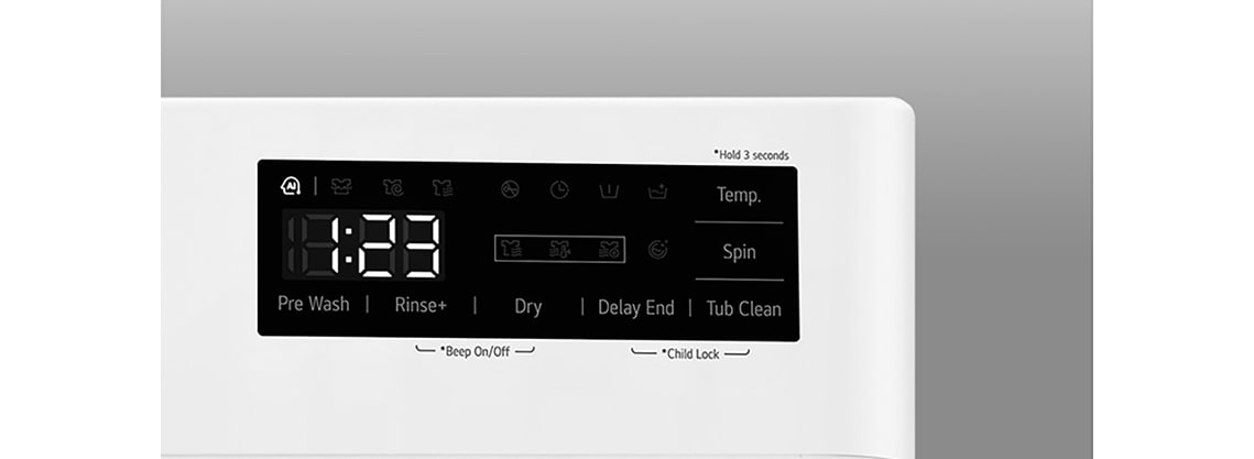 Tuvplānā redzama palielināta veļas mazgājamās mašīnas paneļa metāla poga.