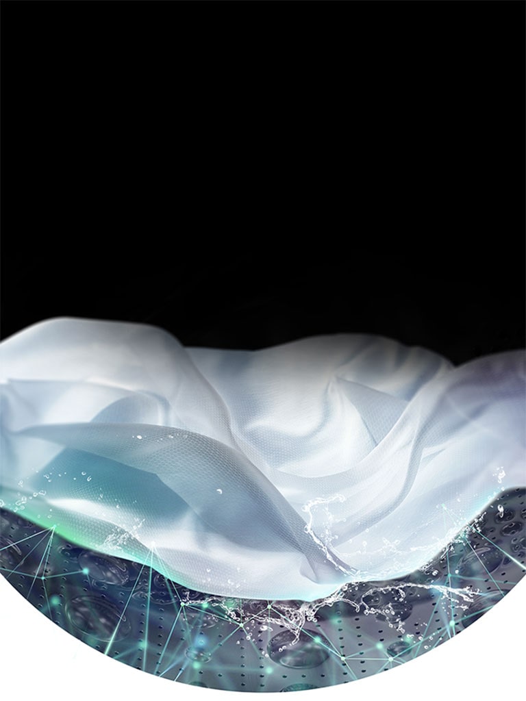 Balts apģērbs redzams tvertnē, veļai mazgājoties priekšējās ielādes veļas mazgājamajā mašīnā.