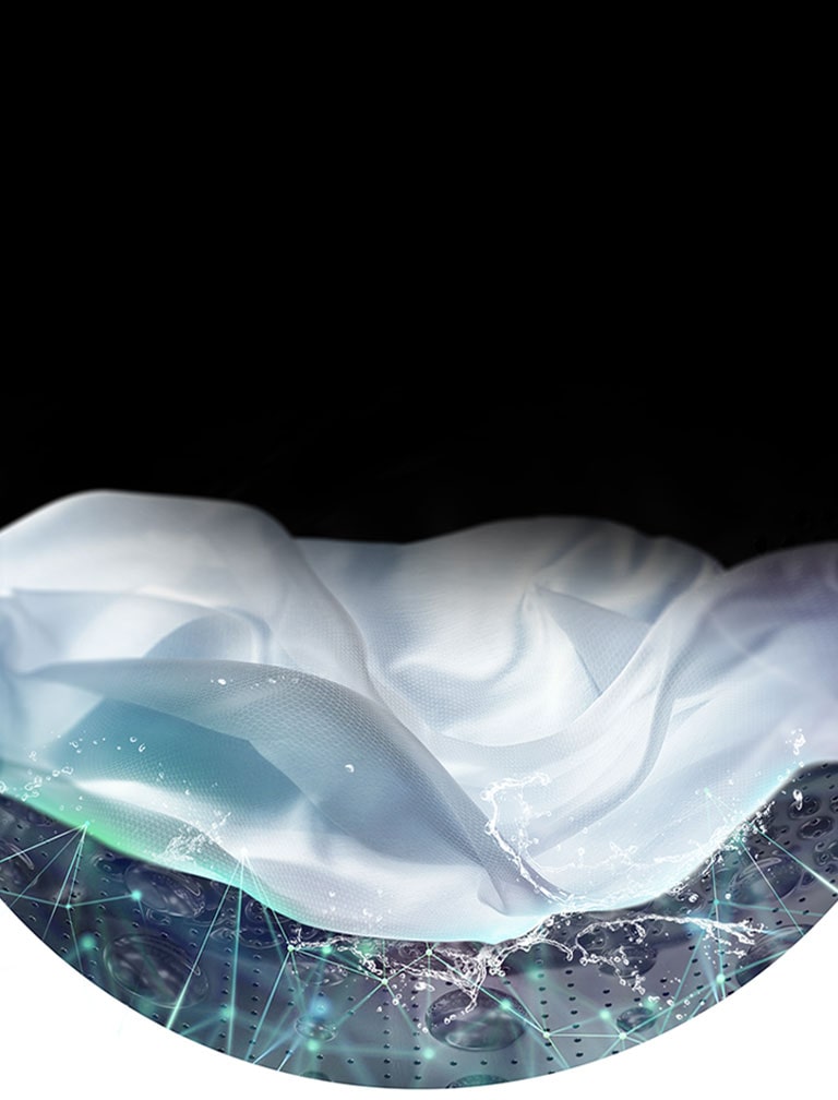 Balts apģērbs redzams tvertnē, veļai mazgājoties priekšējās ielādes veļas mazgājamajā mašīnā.