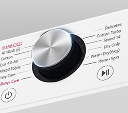 Tuvplānā redzama palielināta veļas mazgājamās mašīnas paneļa metāla poga.