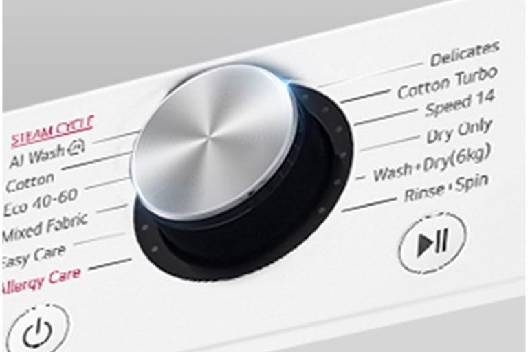 Tuvplānā redzama palielināta veļas mazgājamās mašīnas paneļa metāla poga.