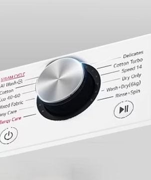 Tuvplānā redzama palielināta veļas mazgājamās mašīnas paneļa metāla poga.