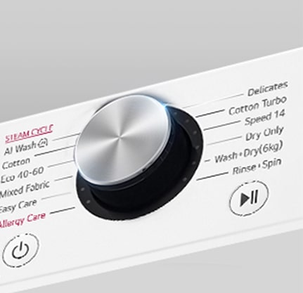 Tuvplānā redzama palielināta veļas mazgājamās mašīnas paneļa metāla poga.