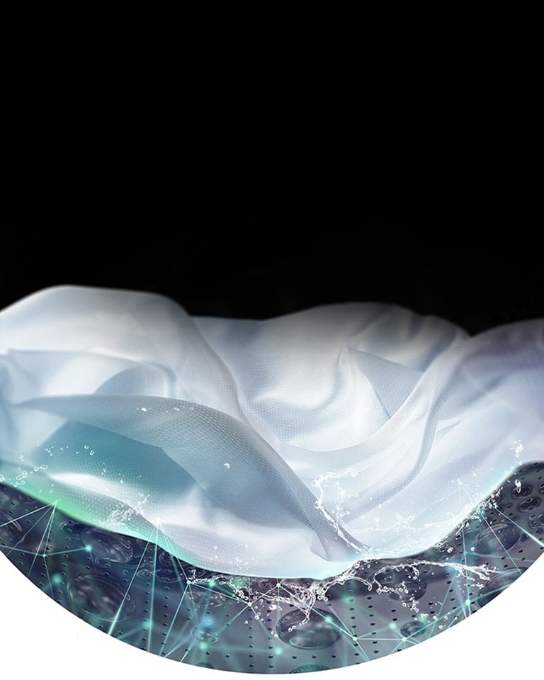 Balts apģērbs redzams tvertnē, veļai mazgājoties priekšējās ielādes veļas mazgājamajā mašīnā.