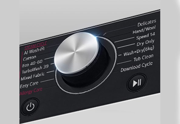 Tuvplānā redzams palielināta veļas mazgājamās mašīnas paneļa metāla poga.