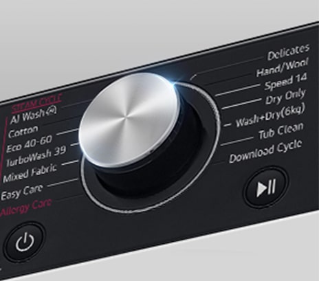 Tuvplānā redzams palielināta veļas mazgājamās mašīnas paneļa metāla poga.