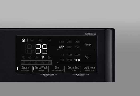 Tuvplānā redzams palielināts veļas mazgājamās mašīnas panelis, lai displejs būtu skaidri redzams.