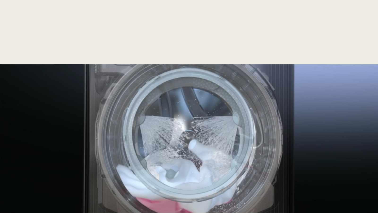 Veļas mašīnas durvis. Iekšpusē no četriem virzieniem plūst ūdens.