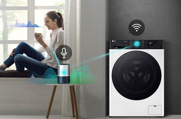 Sieviete sēž logā ar dzērienu. Viņa runā ar mākslīgā intelekta skaļruni, rādot līniju no viņas līdz skaļrunim un skaņas vilni blakus viņas sejai. Pēc tam mākslīgā intelekta skaļrunis tiek savienots ar veļas mašīnu, kas parādīts ar līniju un skaņas viļņiem.