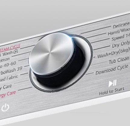 Tuvplānā redzams palielināta veļas mazgājamās mašīnas paneļa metāla poga.