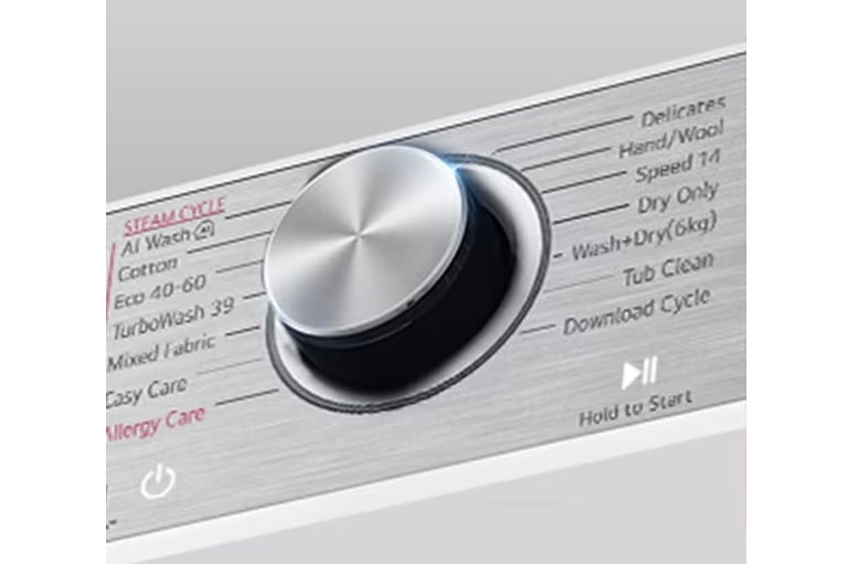 Tuvplānā redzams palielināta veļas mazgājamās mašīnas paneļa metāla poga.