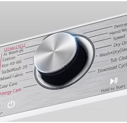 Tuvplānā redzams palielināta veļas mazgājamās mašīnas paneļa metāla poga.