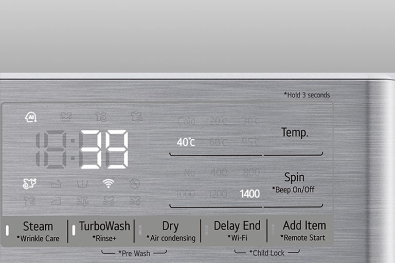 Tuvplānā redzams palielināts veļas mazgājamās mašīnas panelis, lai displejs būtu skaidri redzams.