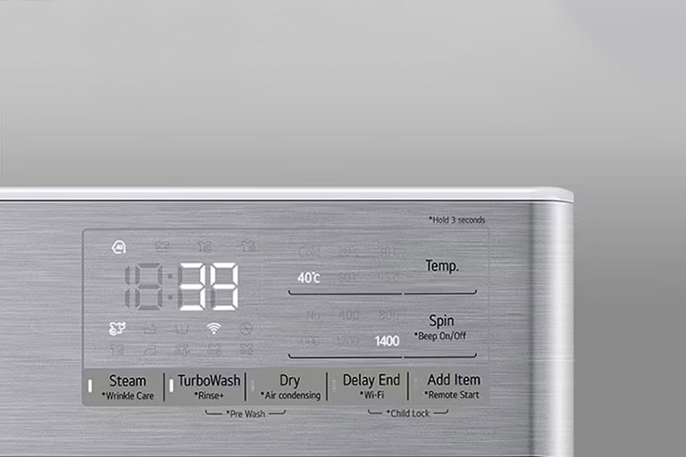 Tuvplānā redzams palielināts veļas mazgājamās mašīnas panelis, lai displejs būtu skaidri redzams.