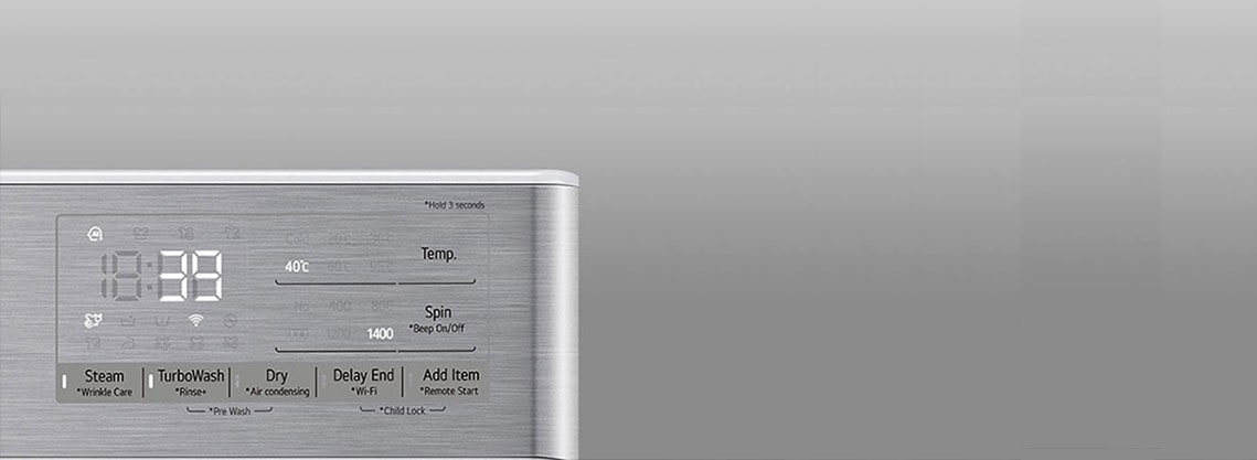 Tuvplānā redzams palielināts veļas mazgājamās mašīnas panelis, lai displejs būtu skaidri redzams.