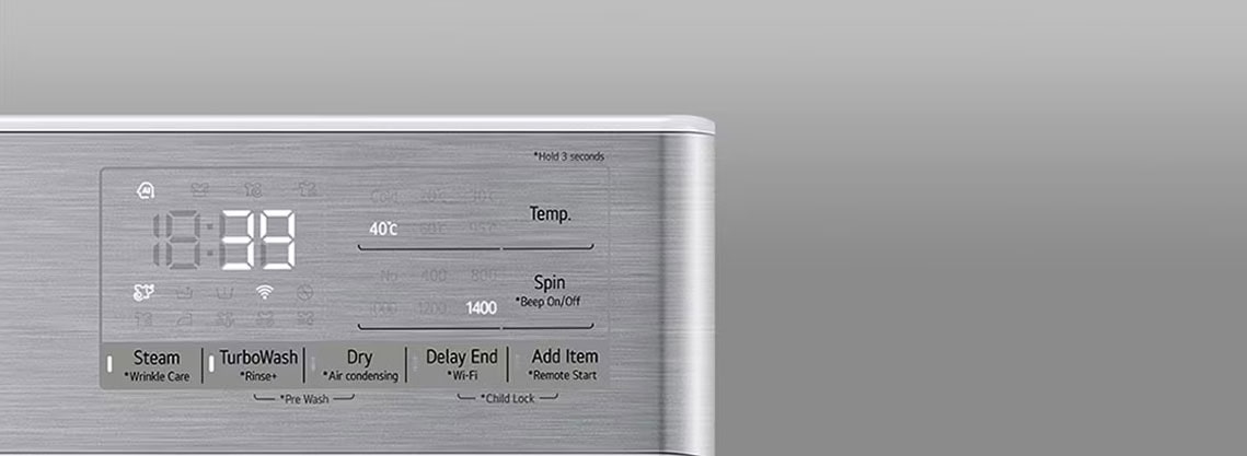 Tuvplānā redzams palielināts veļas mazgājamās mašīnas panelis, lai displejs būtu skaidri redzams.
