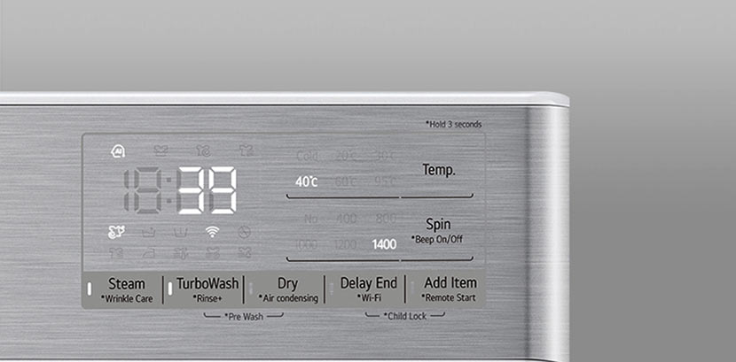 Tuvplānā redzams palielināts veļas mazgājamās mašīnas panelis, lai displejs būtu skaidri redzams.