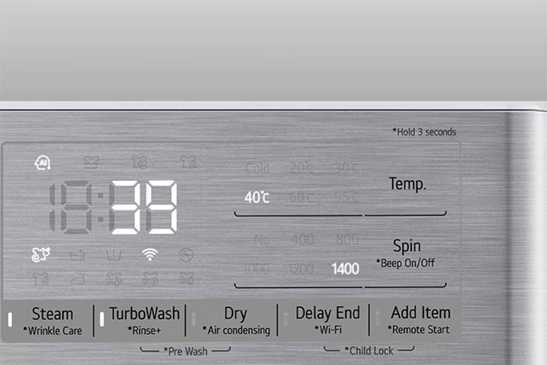 Tuvplānā redzams palielināts veļas mazgājamās mašīnas panelis, lai displejs būtu skaidri redzams.
