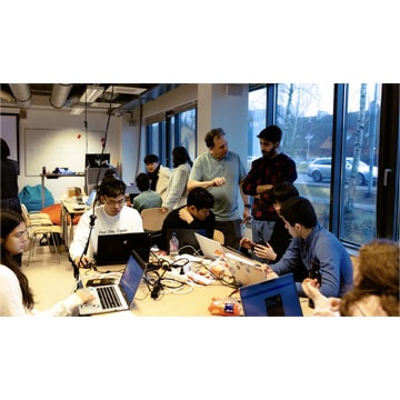 Sākas piecu dienu tehnoloģiju ilgtspējas sprints – 70 studentu komandas rada inovatīvus risinājumus nākotnes izaicinājumiem