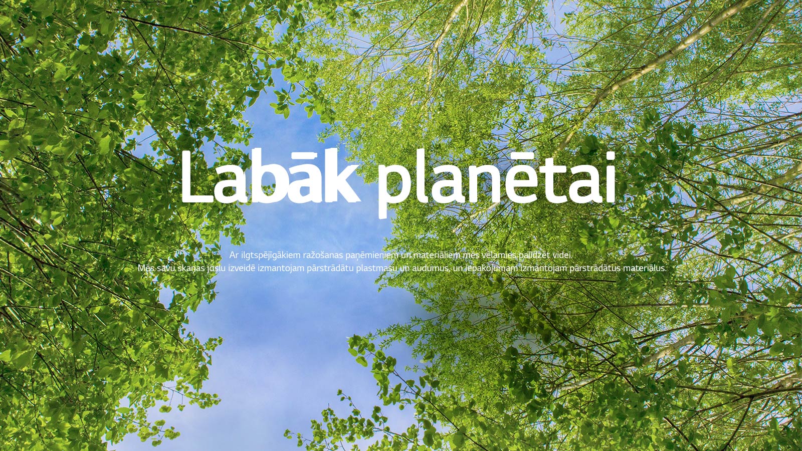Zaļā attēlā redzami koši lapu koki, starp kuriem vīd debesis.