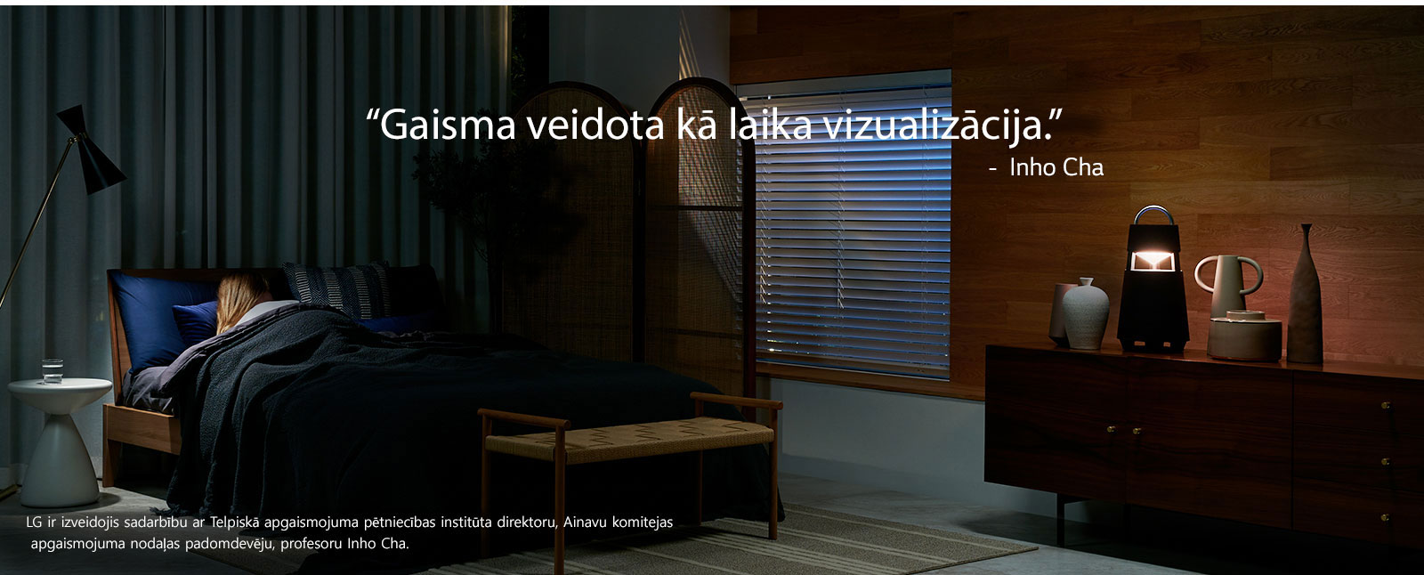 Attēlā redzams XBOOM 360, kas izgaismojas uz plaukta tumšā telpā. Attēlā redzams teksts “Gaisma veidota kā laika vizualizācija”.