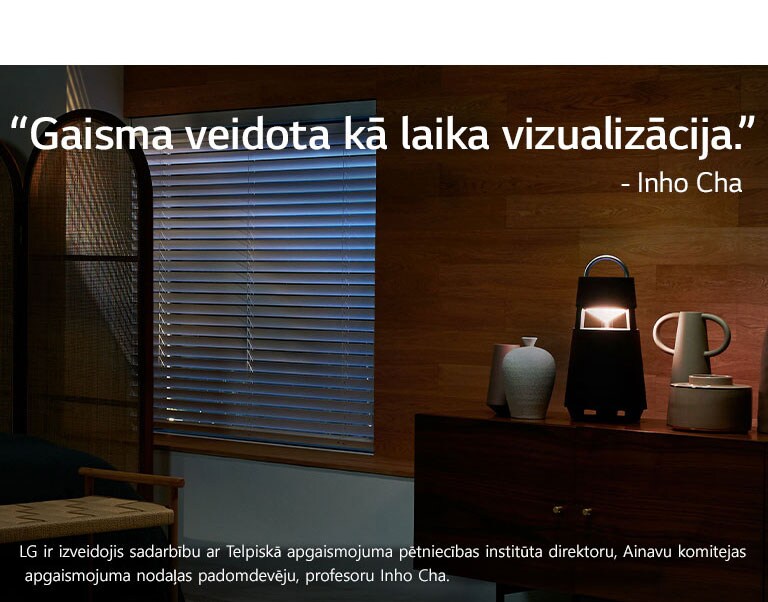 Attēlā redzams XBOOM 360, kas izgaismojas uz plaukta tumšā telpā. Attēlā redzams teksts “Gaisma veidota kā laika vizualizācija”.