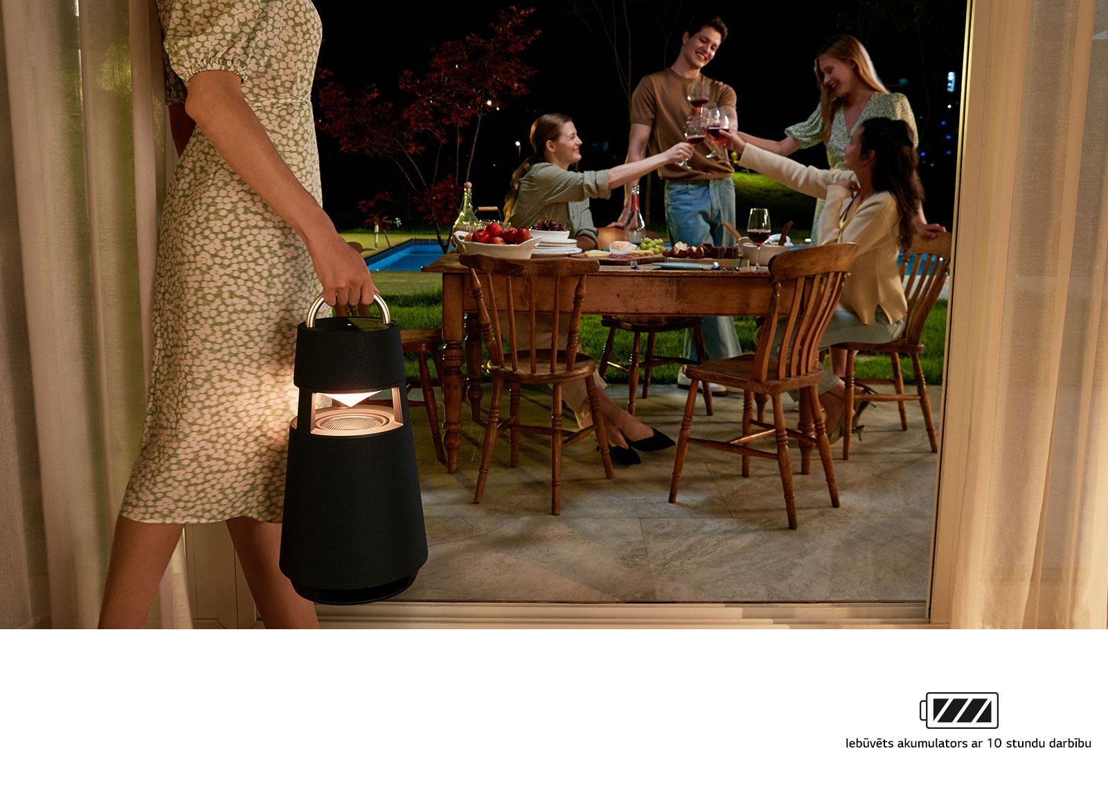 Attēlā redzama sieviete, kas nes produktu uz terasi, parādot XBOOM 360 vieglo pārvietošanu.