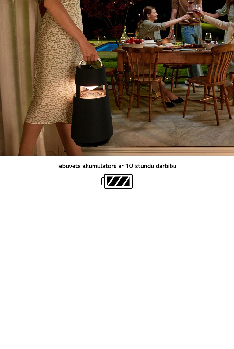 Attēlā redzama sieviete, kas nes produktu uz terasi, parādot XBOOM 360 vieglo pārvietošanu.