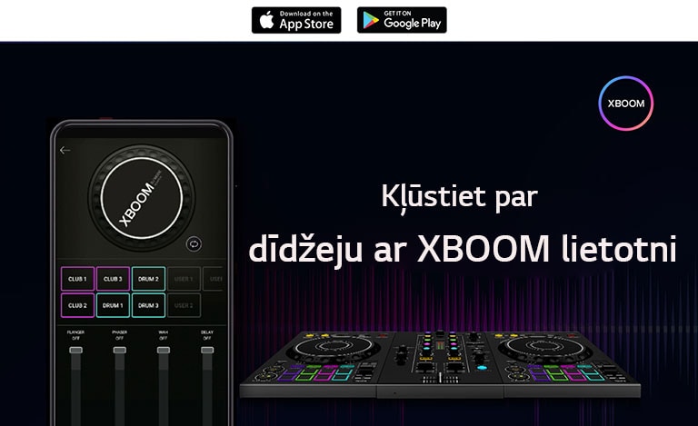 Attēlā redzams mobilais tālrunis ar lietotni, kurā tiek izmantots dīdžeja režīms, un blakus tam reālā dīdžeju pults. Attēla augšpusē redzams XBOOM lietotnes logotips.