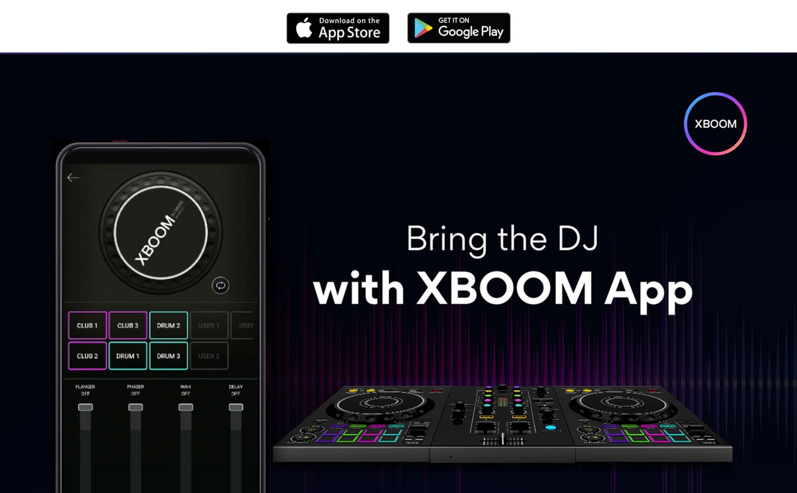 Attēlā redzams mobilais tālrunis ar lietotni, kurā tiek izmantots dīdžeja režīms, un blakus tam reālā dīdžeju pults. Attēla augšpusē redzams XBOOM lietotnes logotips.