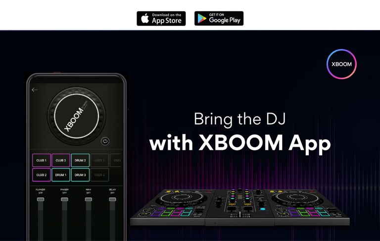 Attēlā redzams mobilais tālrunis ar lietotni, kurā tiek izmantots dīdžeja režīms, un blakus tam reālā dīdžeju pults. Attēla augšpusē redzams XBOOM lietotnes logotips.