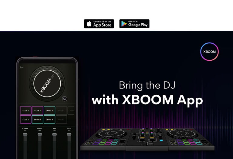 Attēlā redzams mobilais tālrunis ar lietotni, kurā tiek izmantots dīdžeja režīms, un blakus tam reālā dīdžeju pults. Attēla augšpusē redzams XBOOM lietotnes logotips.
