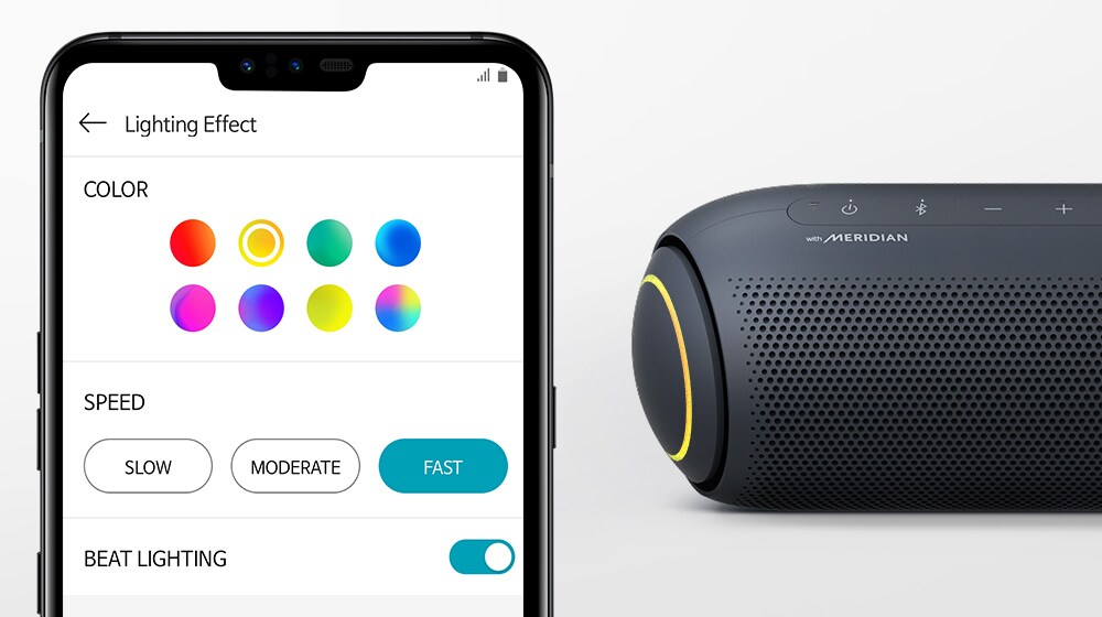 Uz balta fona redzams viedtelefons ar lietotni, kas ļauj regulēt gaismiņas, un XBOOM Go ar dzeltenām gaismiņām.