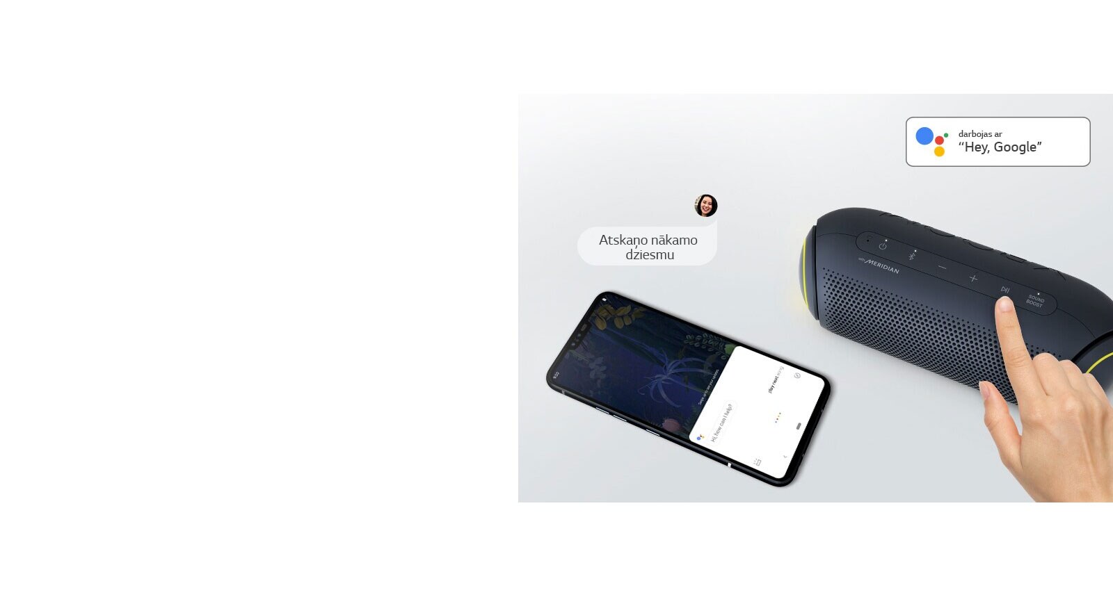 Roka spiež pogu uz LG XBOOM Go. Blakus atrodas viedtālrunis. Attēlots arī sarunas logs. Google logotips redzams labajā augšējā stūrī.